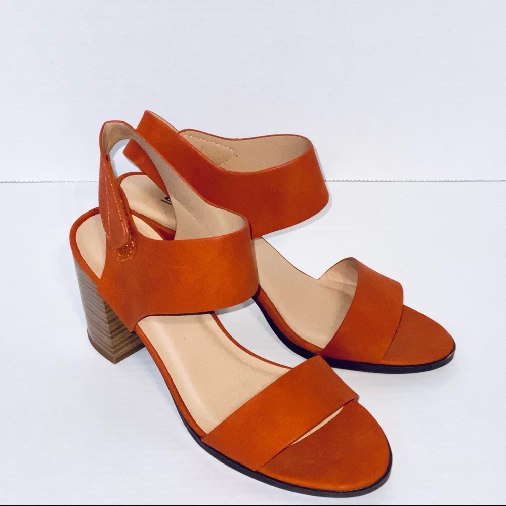 Dress sandal w/over toe and adjustable ankle strap